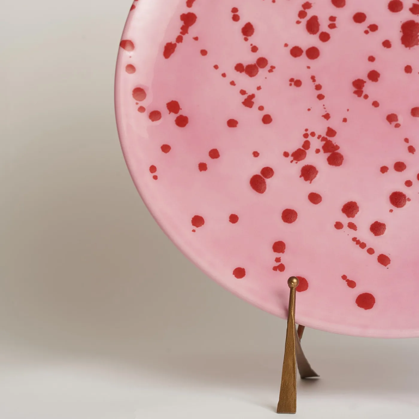 Carola fra i Trulli Piatto decorativo in ceramica fucsia e rossa> Piatti Decorativi