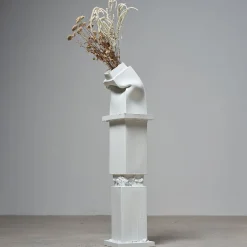 Jenna Basso Pietrobon Piedistallo Brenta+Brenta con vaso Brenta in ceramica bianca> Cachepot E Portavasi