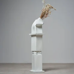 Jenna Basso Pietrobon Piedistallo Brenta+Brenta con vaso Brenta in ceramica bianca><noscript><img width=