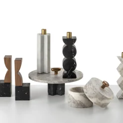 Colé Portacandele Constantin in marmo nero di Agustina Bottoni><noscript><img width=