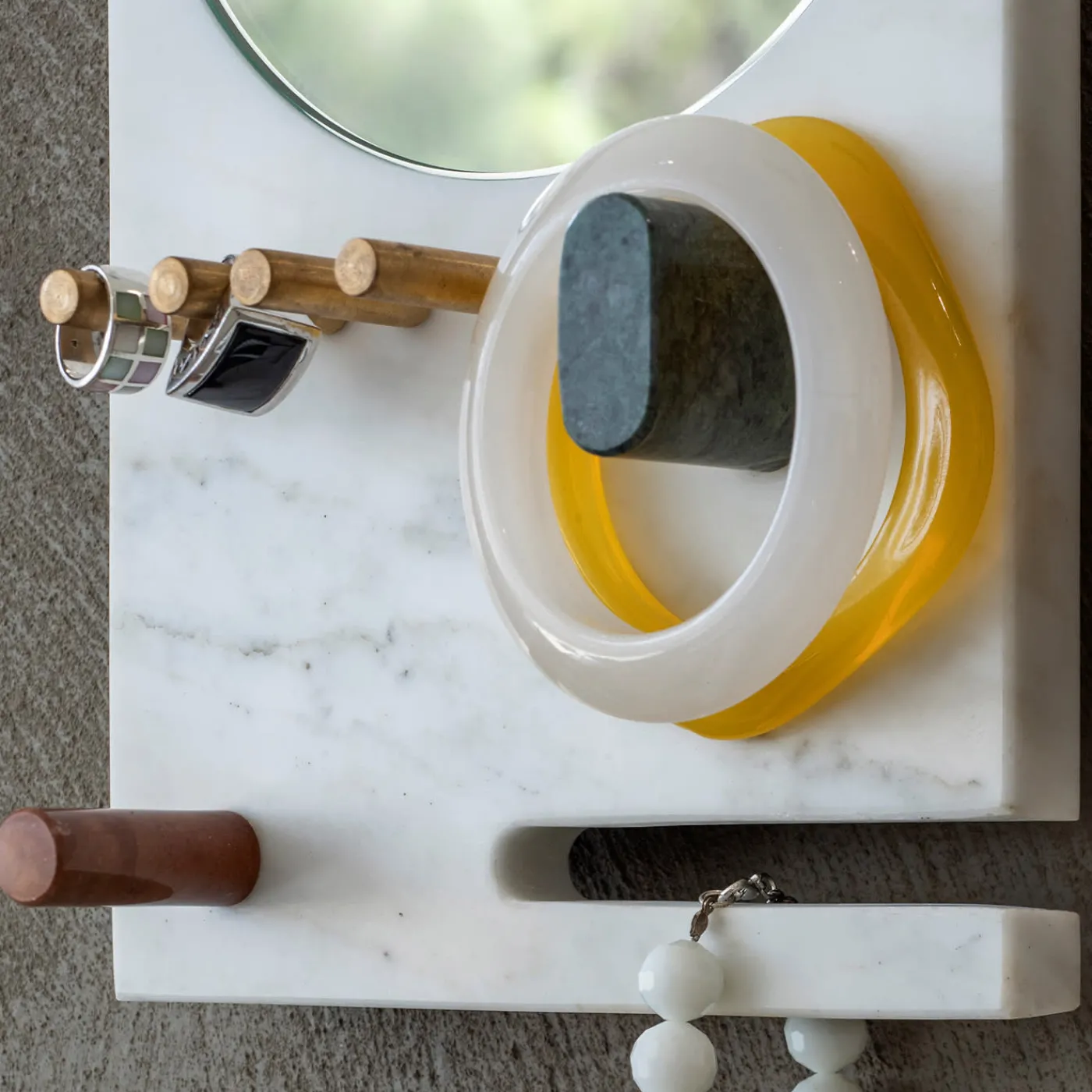 Kimano Portagioie Lunatico Bianco Carrara di Cecilia Alemagna> Sculture Da Parete