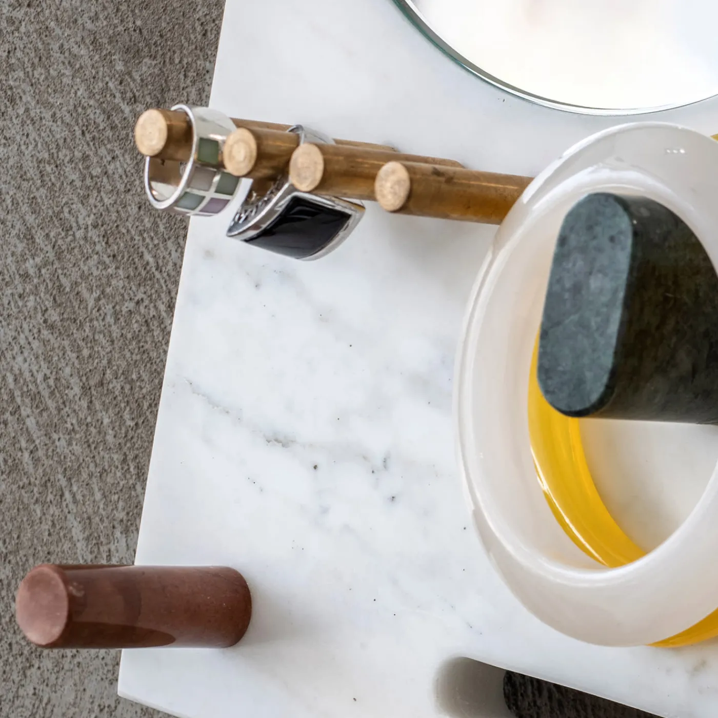 Kimano Portagioie Lunatico Bianco Carrara di Cecilia Alemagna> Sculture Da Parete