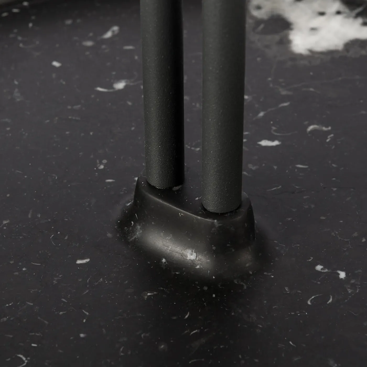 Salvatori Portaombrelli Pietra L07 in marmo Nero Marquinia di Piero Lissoni> Portaombrelli