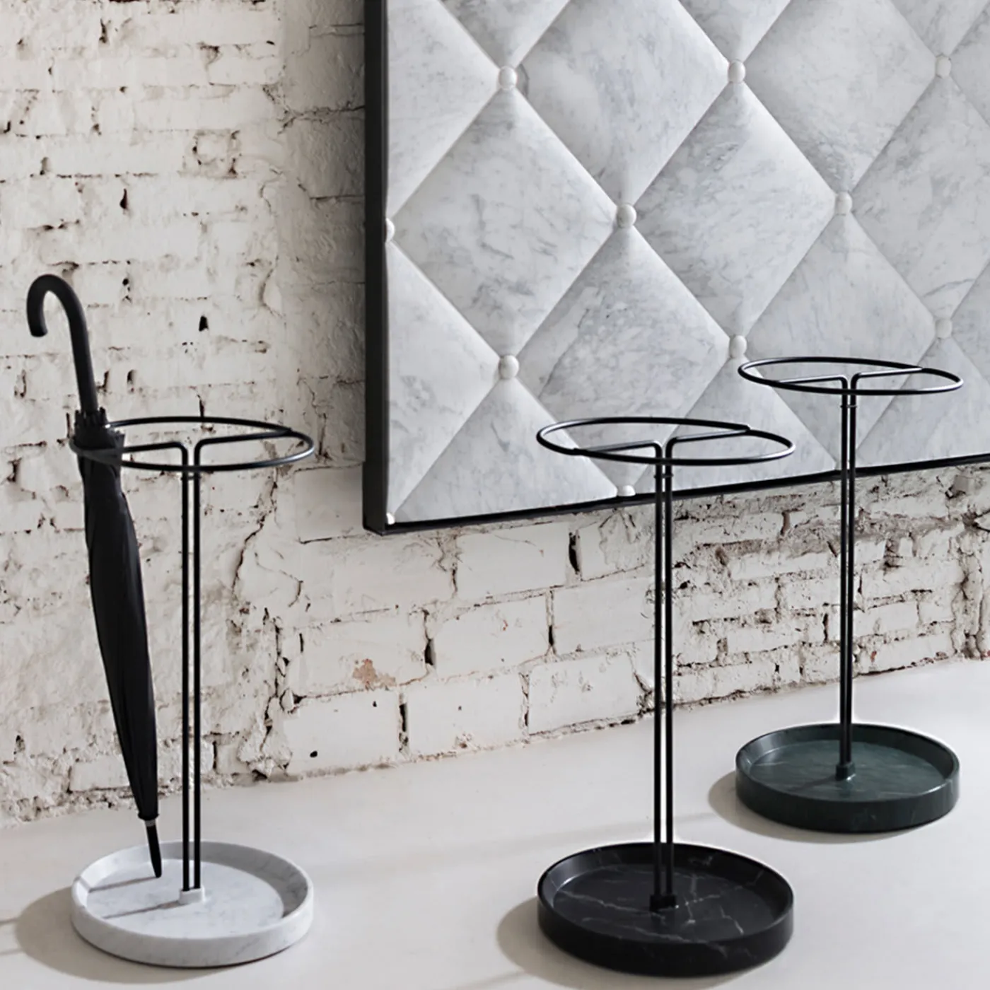 Salvatori Portaombrelli Pietra L07 in marmo Nero Marquinia di Piero Lissoni> Portaombrelli