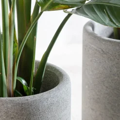 Veltha Outdoor Stone Design Portavasi in pietra Peperino grigio lapis><noscript><img width=