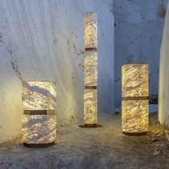 Dolcefarniente Outdoor by DFN Portavaso retroilluminato Eternal piccolo segmentato in marmo travertino di Bebo & Angel> Cachepot E Portavasi