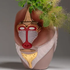 Bosa Primates Mandrillus Vaso in ceramica rosa lucido con dettagli in metallo di Elena Salmistraro><noscript><img width=