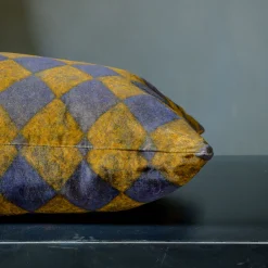 The House of Lyria Pungitopo Cus rettangolare in velluto giallo e blu con motivo a diamanti><noscript><img width=