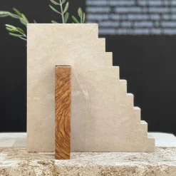 Pimar Limestone Ruderi 02 Scultura in Legno d'Ulivo e Pietra Leccese><noscript><img width=