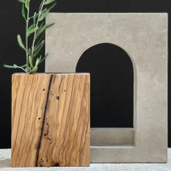 Pimar Limestone Ruderi 03 Scultura in Legno d'Ulivo e Pietra Leccese><noscript><img width=