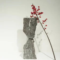 Pietre Trovanti Scultura a testa in giù><noscript><img width=