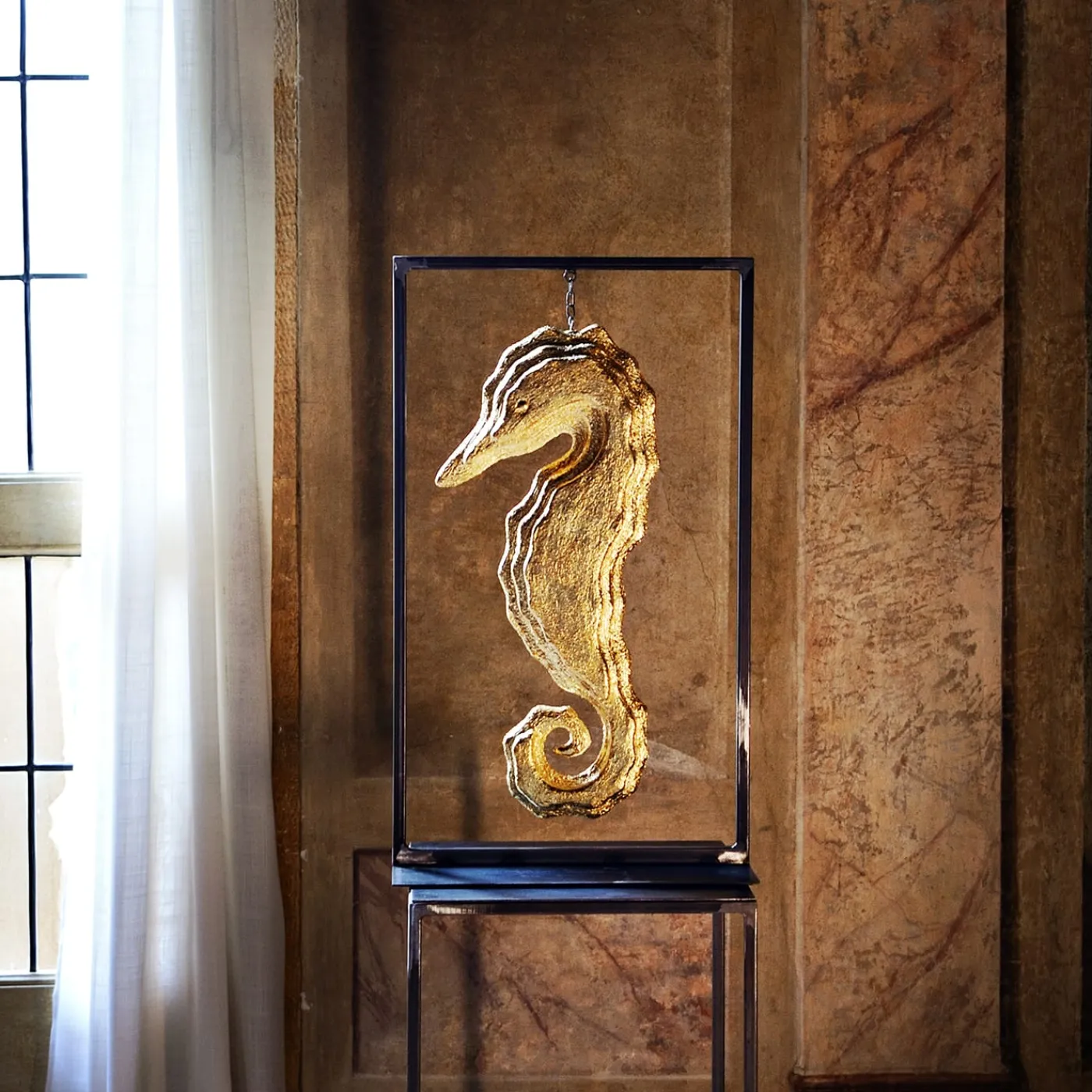 PB Studio Artigiano Scultura con cornice in oro a forma di cavalluccio marino> Statuine