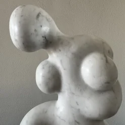 Espidesign by Paola Speranza Scultura Contrazione in marmo Bianco di Carrara su base in granito di Piero Speranza> Sculture Decorative