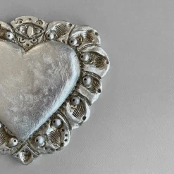 Amelia Corvino Scultura Da Parete Milagros Cuore Sacro In Gesso Argento> Sculture Da Parete