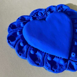 Amelia Corvino Scultura Da Parete Milagros Cuore Sacro In Gesso Blu> Sculture Da Parete