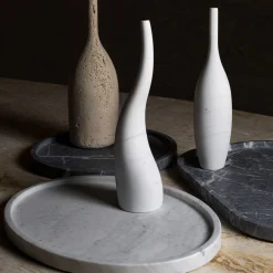 Giovannozzi Marmi Scultura Decorativa Ispirata a una Bottiglia in Travertino><noscript><img width=