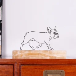 Profilo Scultura di Bulldog Francese in Passeggiata su Base in Onice Cappuccino><noscript><img width=