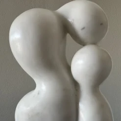 Espidesign by Paola Speranza Scultura Il Contatto in Marmo Bianco di Carrara su Base in Marmo Rosso Verona di Piero Speranza> Sculture Decorative