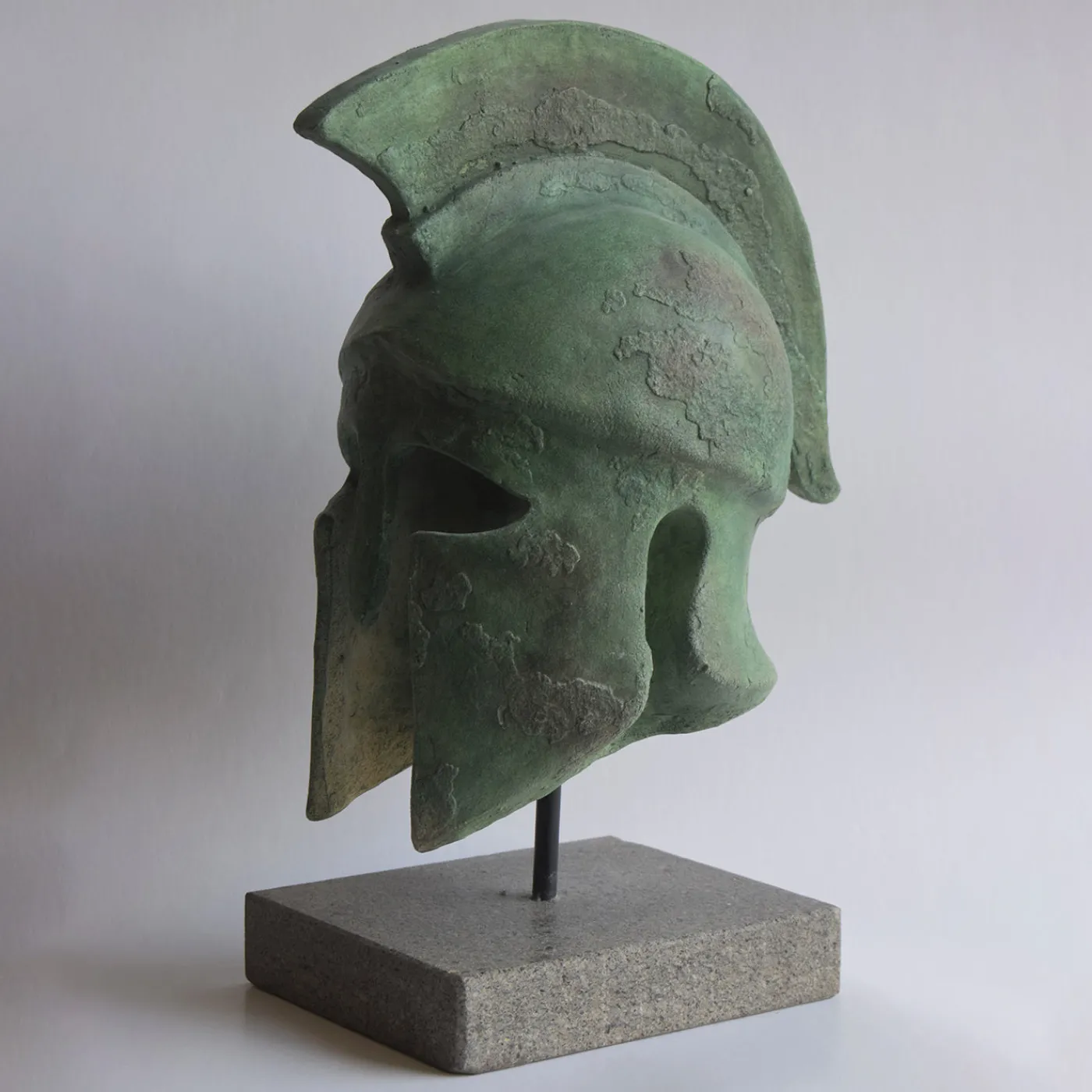 Todini Sculture Scultura in ceramica Elmo Corinzio con base> Statuine