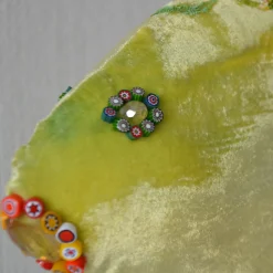 Anna Paola Cibin Scultura in velluto di un piccolo pesce verde gioioso><noscript><img width=