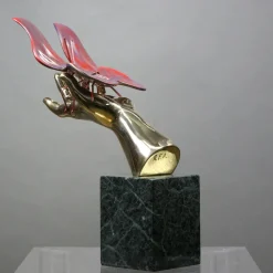 Fonderia Artistica Ruocco Scultura Mano Farfalla in bronzo policromo><noscript><img width=