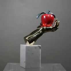 Fonderia Artistica Ruocco Scultura Mano Mela in bronzo policromo><noscript><img width=