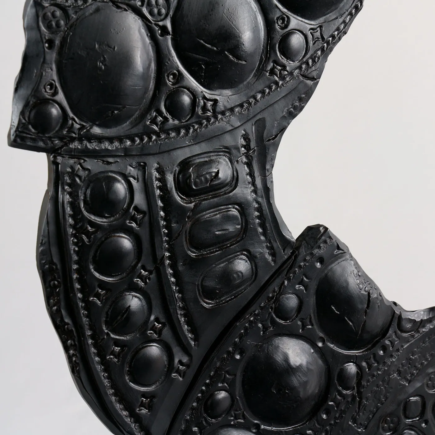 deBlona Scultura Néra in ceramica con piedistallo di Gabriele Mengoni> Sculture Decorative