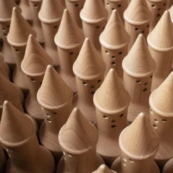 Billiani 1911 Scultura Pinocchio The Biggest Lie in Legno Marrone di Matteo Ragni><noscript><img width=