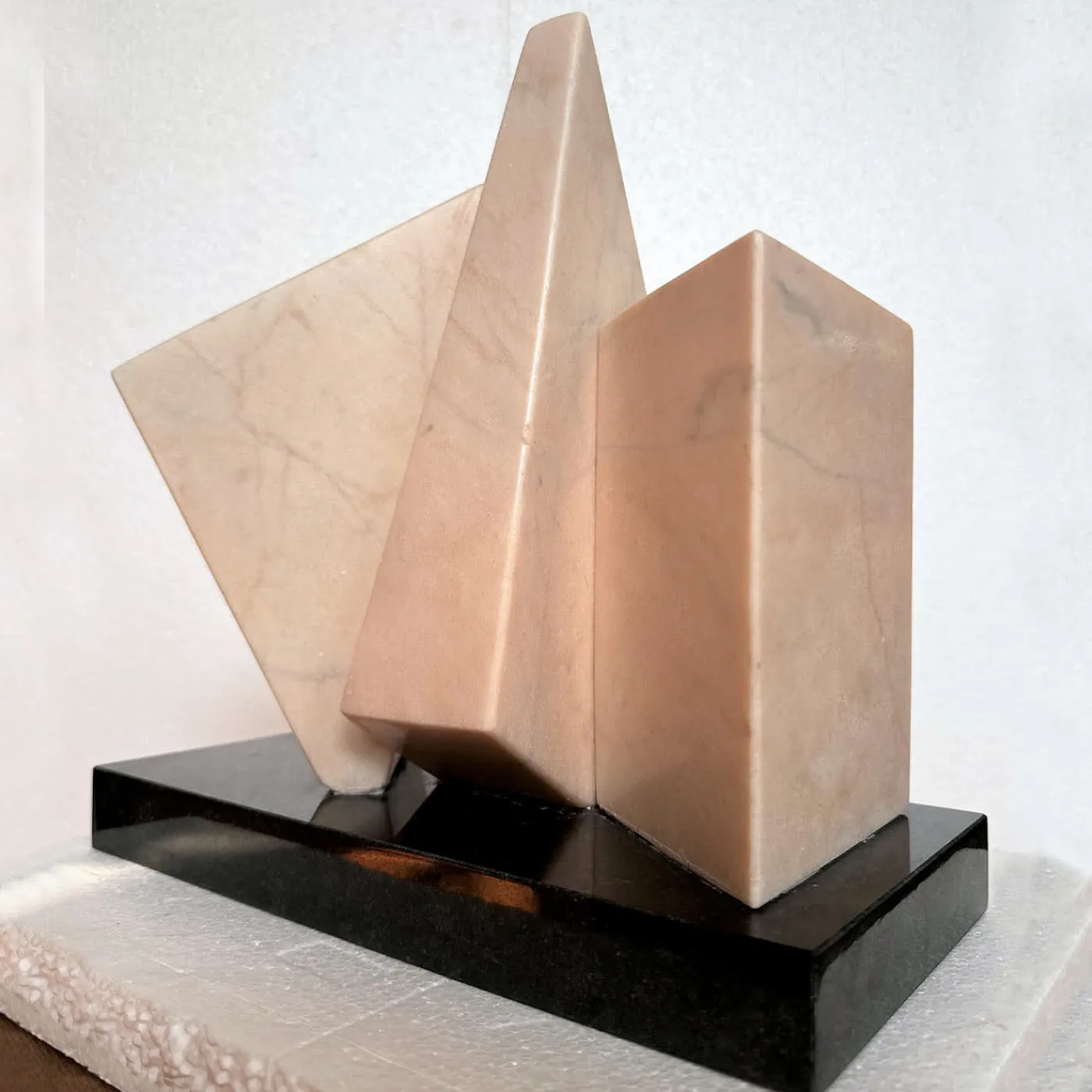 Espidesign by Paola Speranza Scultura Poesia di Prismi in Marmo Rosa e Nero> Sculture Decorative