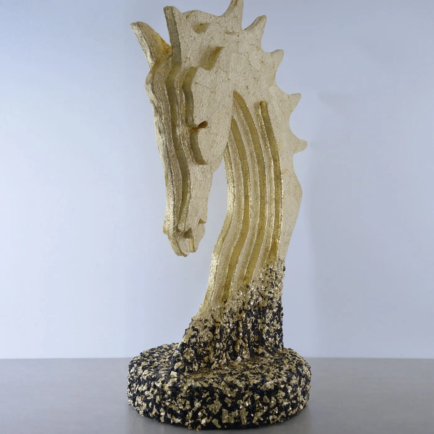 PB Studio Artigiano Scultura Testa Di Cavallo Dorata Con Base In Scaglie Di Marmo> Statuine
