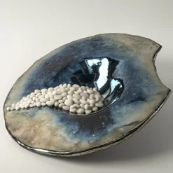 Design Center 1991 Scultura/piatto in ceramica policroma Incanto Notturno di Nino Basso><noscript><img width=