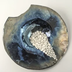 Design Center 1991 Scultura/piatto in ceramica policroma Incanto Notturno di Nino Basso><noscript><img width=