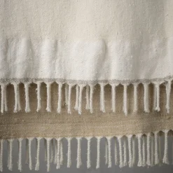 The House of Lyria Senja.D2 Coperta in seta e lino con frange color sabbia><noscript><img width=