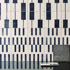 Ninefifty Set di 44 piastrelle bianche e blu Alfabeto di Margherita Rui><noscript><img width=