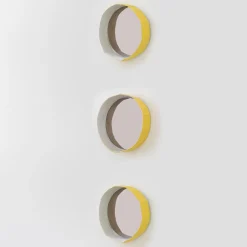 Paola Paronetto Set di 3 specchi Ninfea 30 gialli><noscript><img width=