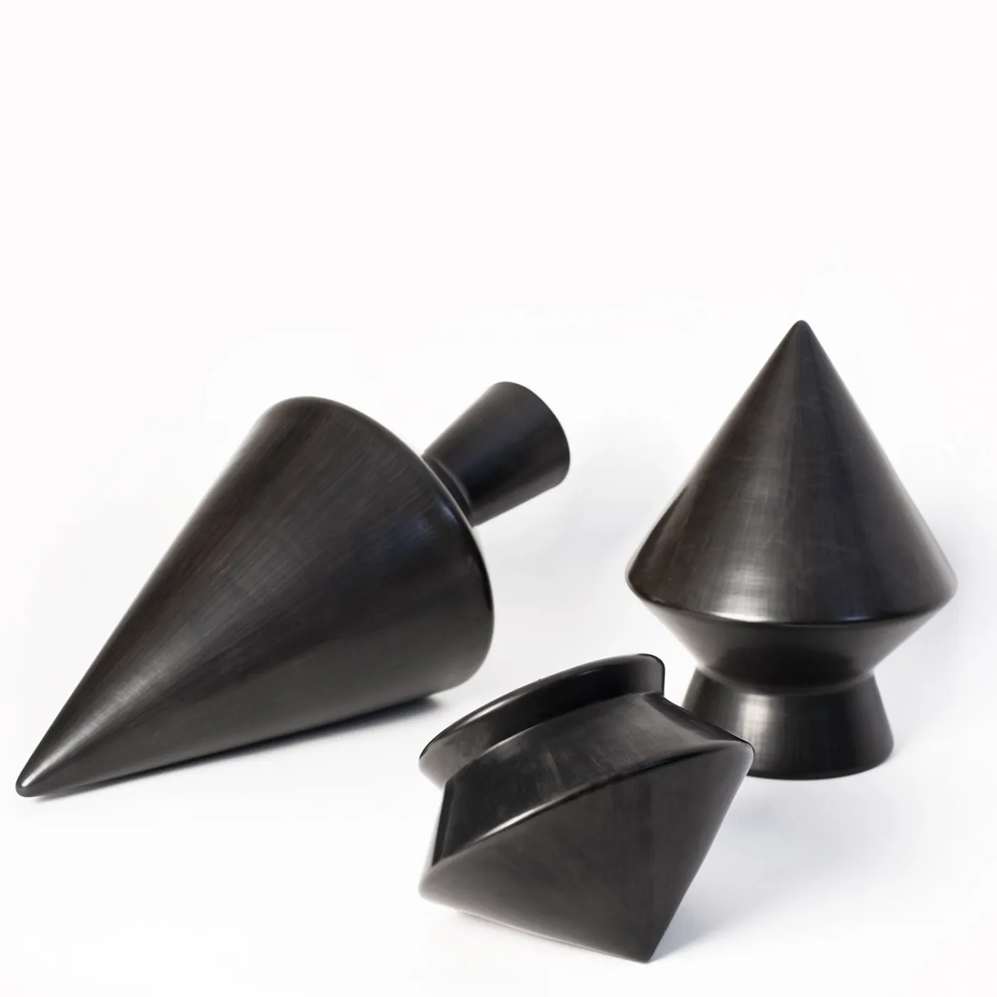 Studio Lievito Specchio da tavolo Nero 52 bucchero di e Maddalena Vantaggi> Sculture Decorative