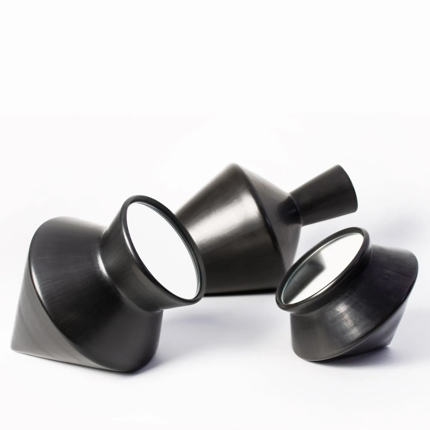 Studio Lievito Specchio da tavolo Nero 30 bucchero di e Maddalena Vantaggi> Sculture Decorative