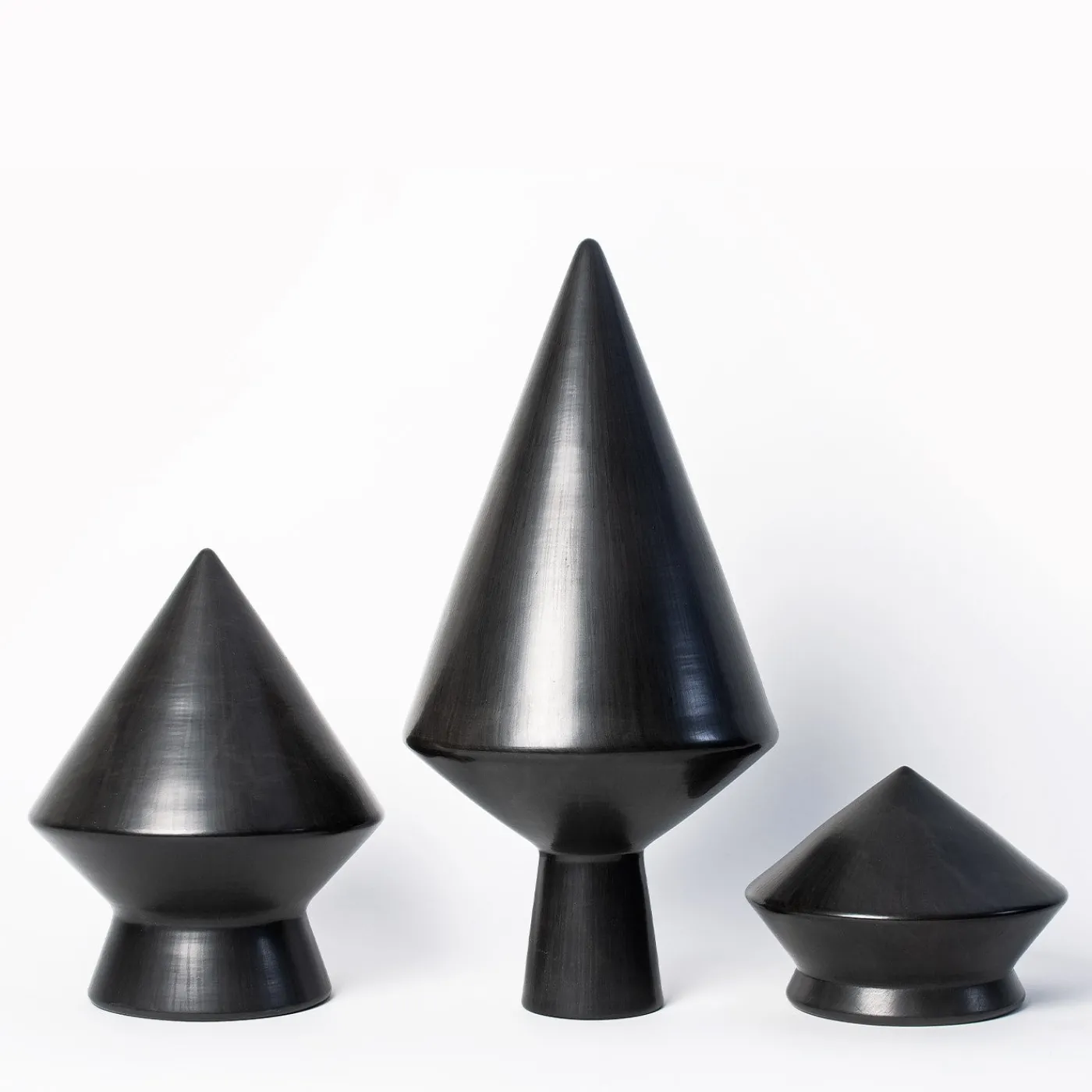 Studio Lievito Specchio da tavolo Nero 30 bucchero di e Maddalena Vantaggi> Sculture Decorative