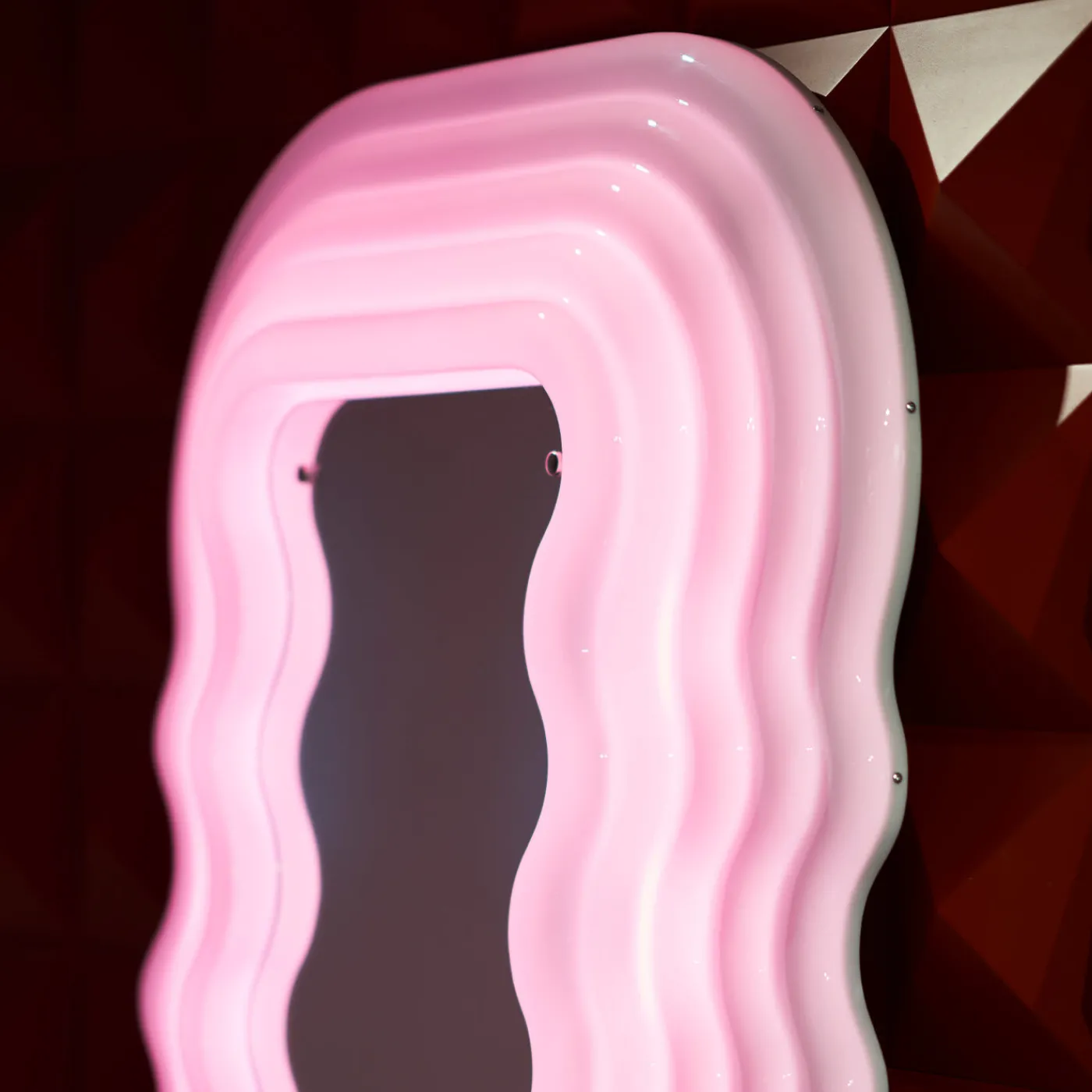 Poltronova Specchio e lampada da terra Ultrafragola di Ettore Sottsass> Specchi Da Terra