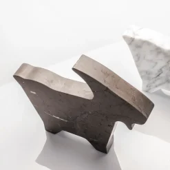 Kimano Statuetta di capra grigia di Alessandra Grasso> Statuine