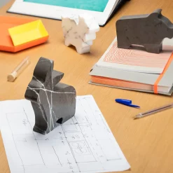 Kimano Statuetta grigia Maialino di Alessandra Grasso><noscript><img width=