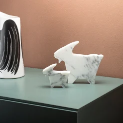 Kimano Statuina bianca di capra di Alessandra Grasso><noscript><img width=