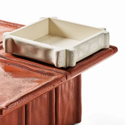 Cimento Svuotatasche Riva Bianco di Patricia Urquiola><noscript><img width=