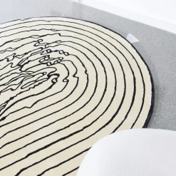 Carpet Edition The Floor Is Lava - Tappeto Lava Line bianco e nero di PLACéE> Tappeti E Moquette