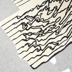 Carpet Edition The Floor Is Lava - Tappeto Lava Line bianco e nero di PLACéE><noscript><img width=