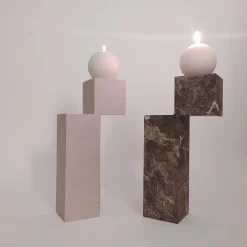 Dimarmo Un candelabro in pietra naturale bianca><noscript><img width=