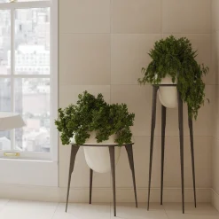 Pimar Limestone Vaso alto Capasa in ferro e pietra calcarea leccese di Silvio De Ponte><noscript><img width=