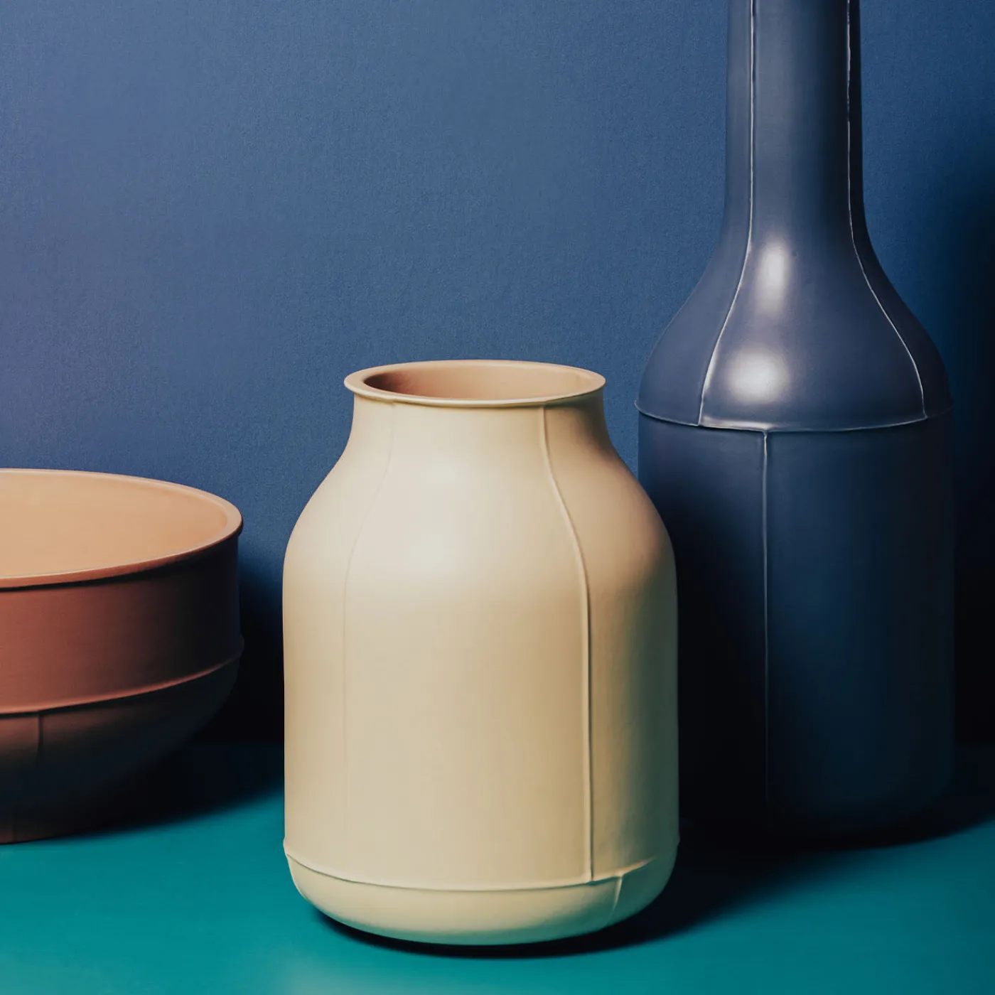 Bitossi Ceramiche Vaso azzurro a forma di bottiglia Seams di Benjamin Hubert> Bottiglie Decorative