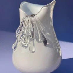 Aina Kari Vaso decorativo Stravedamento in vetro di Murano bianco e ottone martellato> Vasi Decorativi