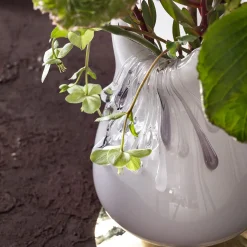 Aina Kari Vaso decorativo Stravedamento in vetro di Murano bianco e ottone martellato><noscript><img width=